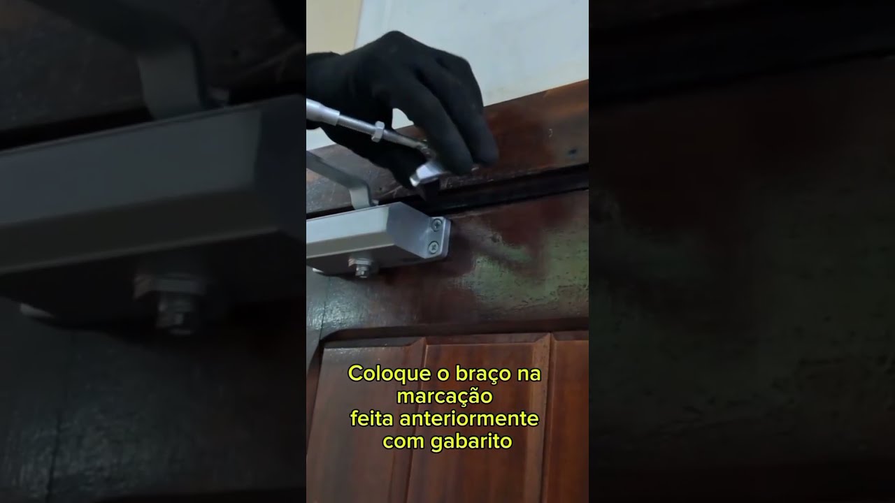 Instalação de mola aérea em porta de madeira 