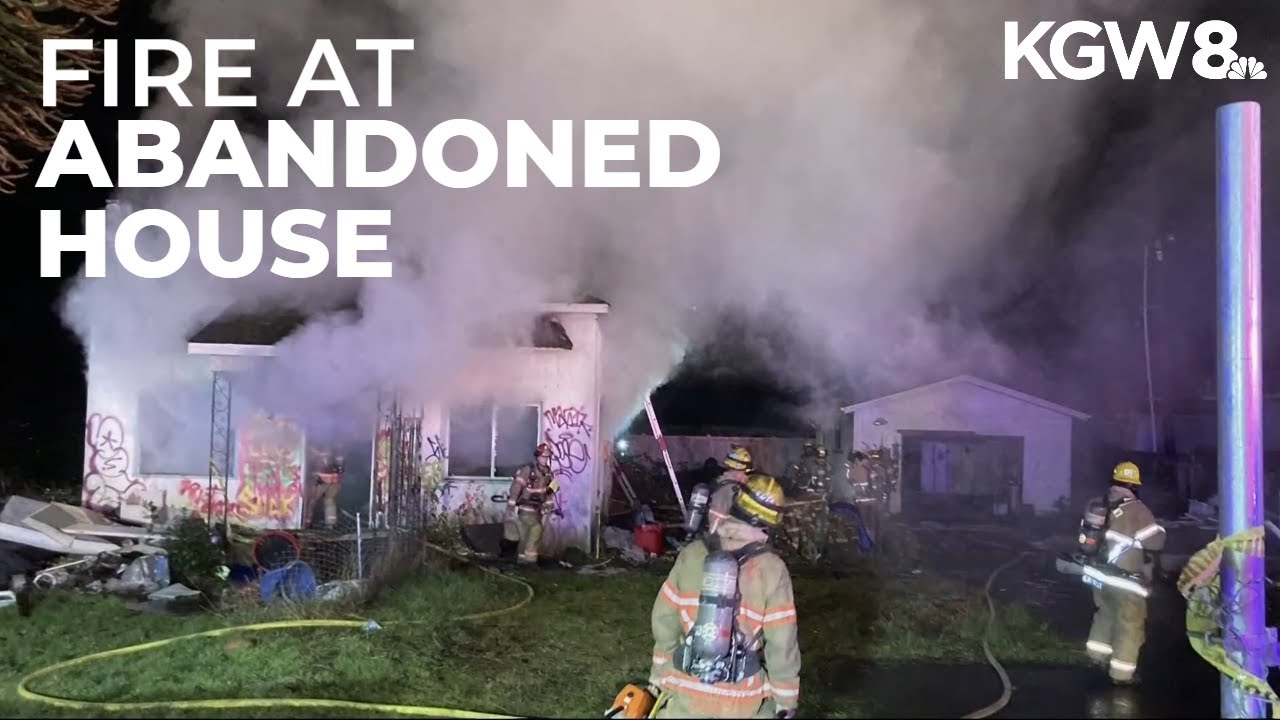Fire breaks out at abandoned Southeast Portland home