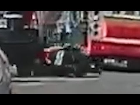 【車禍影片】根本沒在看車==（2023.08.14 新竹市東區民權路巨城停車場出口