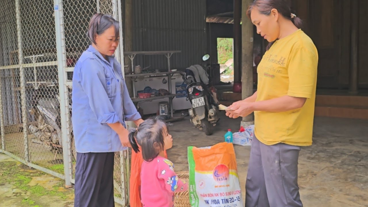 A hard day of work for Phuong Anh and her mother -@PhuongAnhTV-l3m