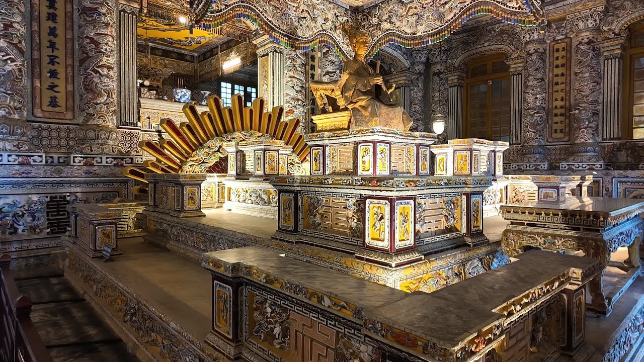 Khám Phá Bí Ẩn Bên Trong Lăng Mộ Vua Khải Định Với Pho Tượng Dát Vàng