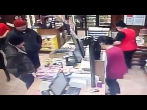 Двуспальная кровать с одним одеялом для двух мужиков