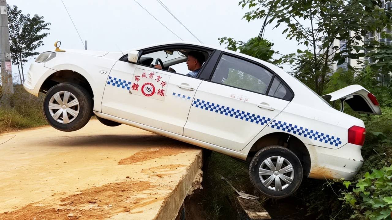 If Your Rear Wheels Fall Off A Cliff While Reversing, There's A Simple Trick That Can Save You