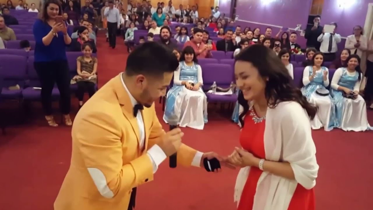 la Mejor Propuesta de Matrimonio en la iglesia