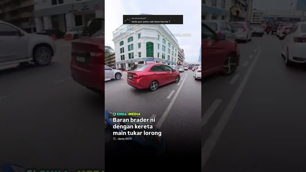 Baran brader ni dgn kereta main tukar lorong