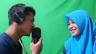 viral, si pria menyanyikan lagu romantis kepada wanitanya
