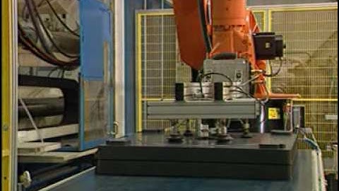 KUKA Robots - Handling of injection molded parts