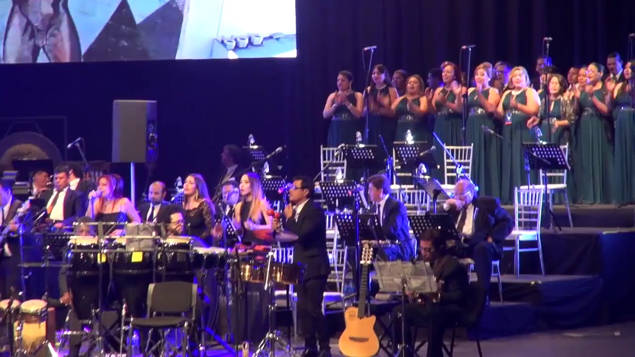 Álvaro Torres acompañado del Coro Nacional y de la Orquesta Sinfónica