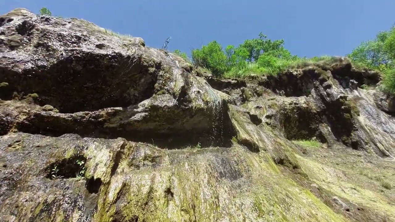Anadolu'nun gözyaşları  Tunceli Pülümür yolu üzerinde bulunan Ağlayan kayalar