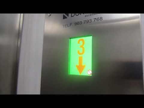 An old 1970's Swing Door lift with modern swing doors + modernised by Ascensores Domingo!