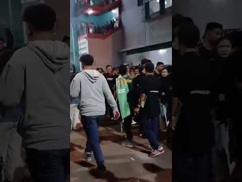 ADU PSYWAR BONEK VS THE JAKMANIA DI STADION GELORA BUNG TOMO