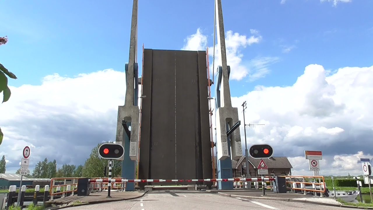 Brugopening Zwaanskuikenbrug Hei- en Boeicop Ophaalbrug Drawbridge/ Pont-levis/ Klappbrücke