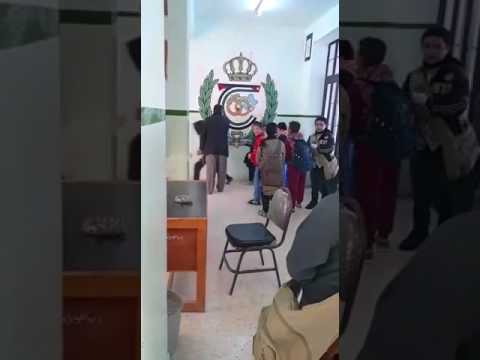 مدير مدرسة بالرصيفة يضرب الطلبة بشكل عنيف