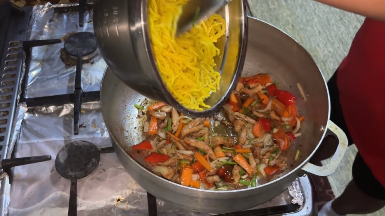 🇬🇾Cooking some Guyanese chowmein 🇬🇾