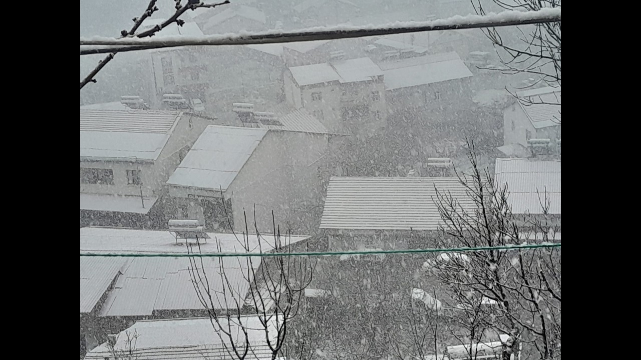 Çelikhan ilçesine Nisan ayında kar yağdı