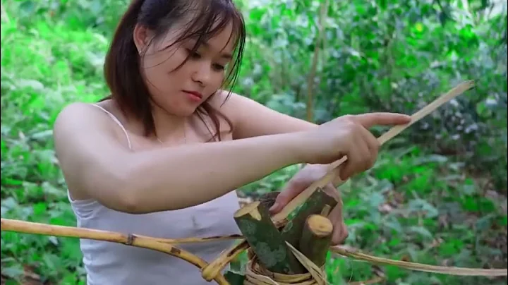 FULL VIDEO: 14-year-old single mother build a bamboo house alone in the forest - Homeless mother