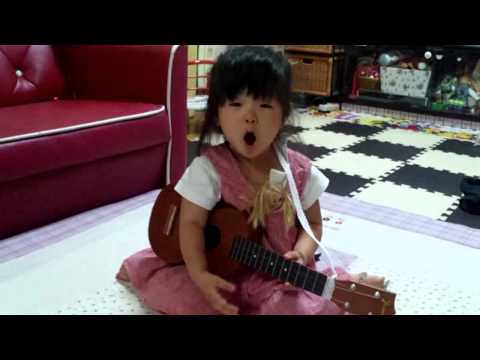 ウクレレを弾くのんちゃん