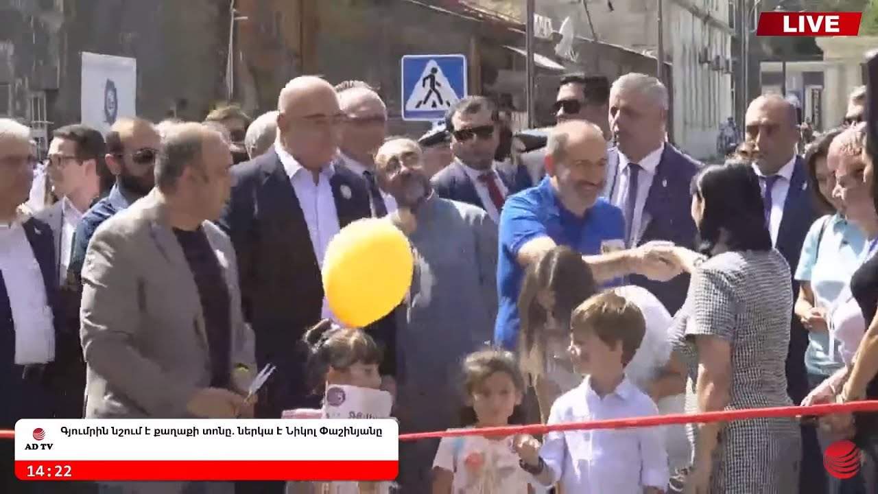 newspaper mockup Գյումրին նշում է քաղաքի տոնը. ներկա է Նիկոլ Փաշինյանը