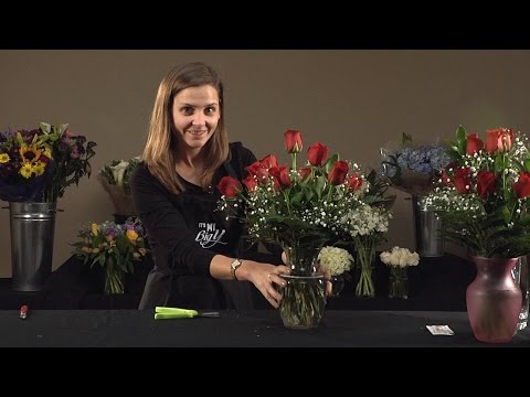 Video: Izdari pats rožu pušķis: kā sagriezt un izkārtot rozes vāzē