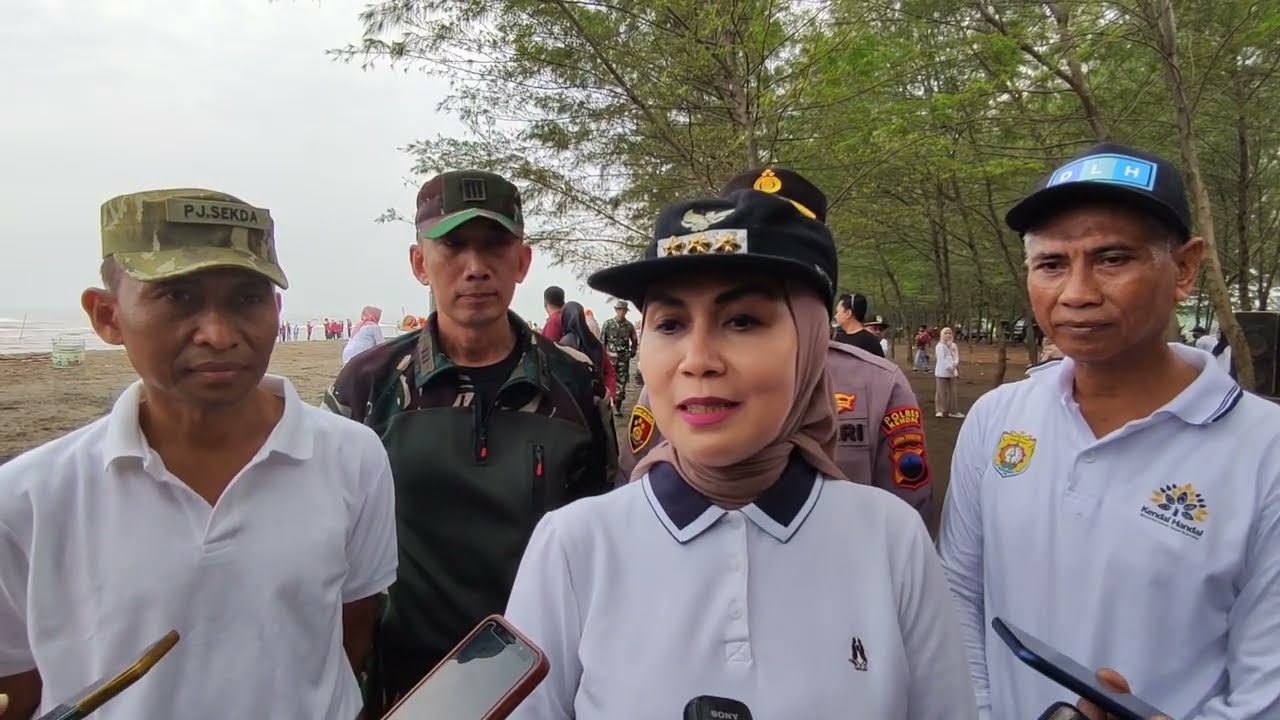 BERSIH-BERSIH SAMPAH DI PANTAI INDAH KEMANGI 