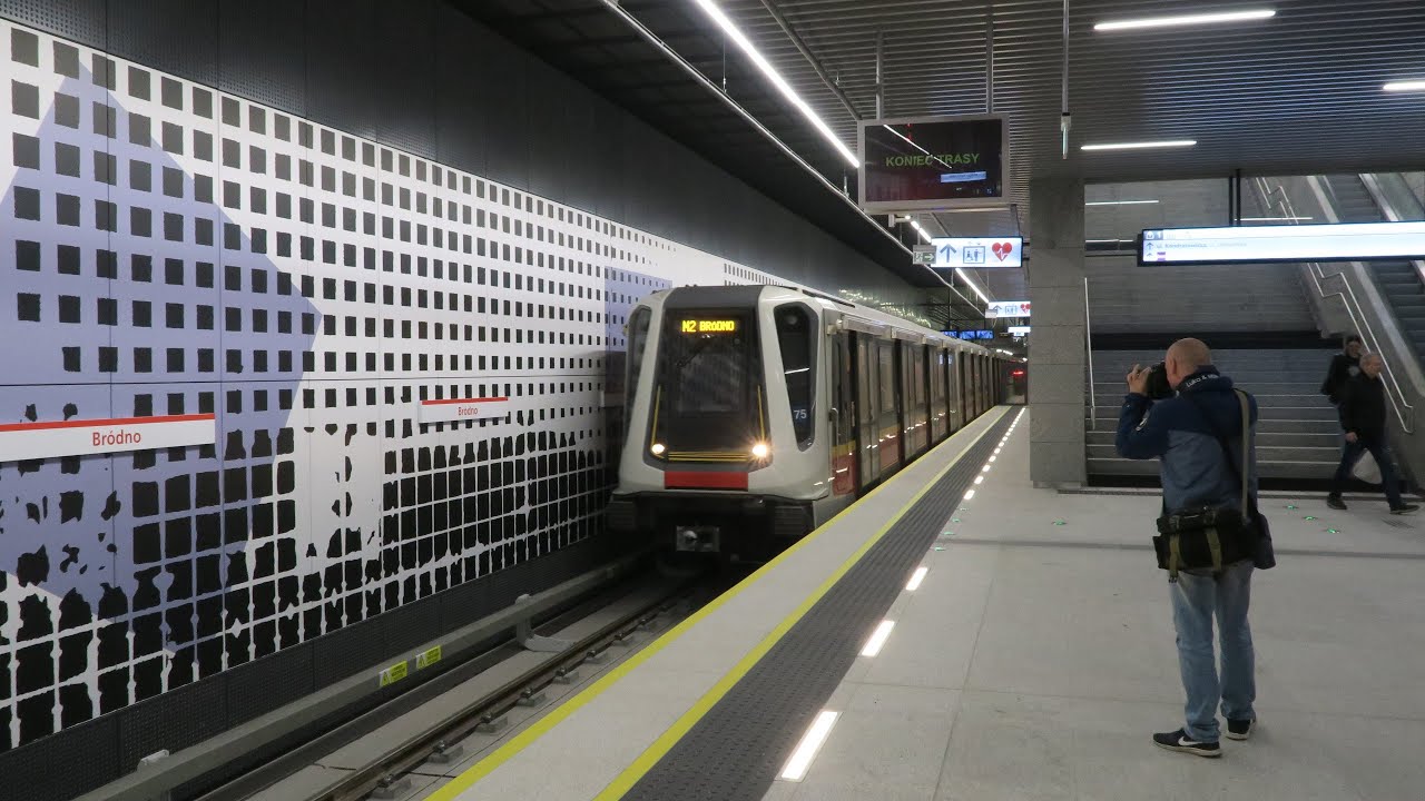 Metro Warszawskie - Pierwszy pociąg dowiózł pasażerów na stacje Bródno, Kondratowicza i Zacisze