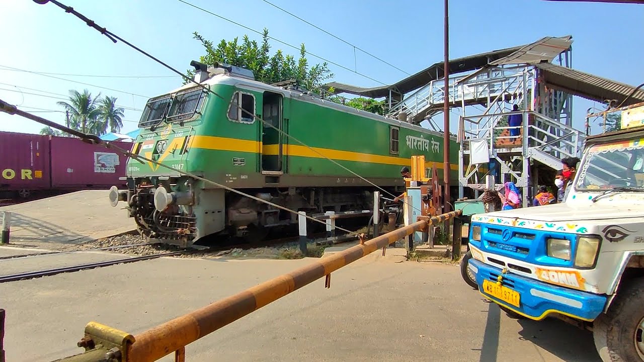 High Speed Freight Train Crossing At Railgate : Furious Wag9 Meeting Wag7 Container freight Trains