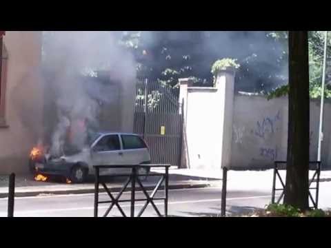 Auto in fiamme