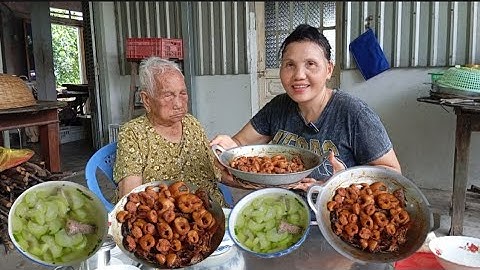 Bữa cơm đi cắt lúa mùa của Bà lão 101 tuổi ăn canh bầu nấu cá lóc đồng cá kho tiêu |Canh ngọt đậm đà