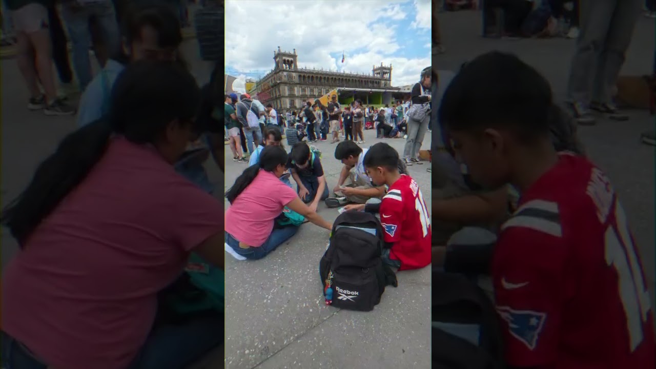 ¡La lluvia opaca el intercambio masivo en el Zócalo!