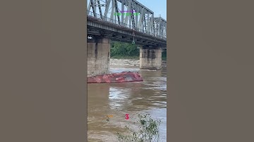 Vụ lật tầu cát tại sông lô gầm cầu việt trì góc quay bên phường Vĩnh Phúc