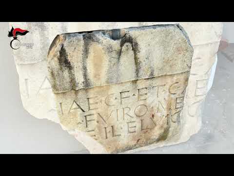 Stele romana recuperata dai Carabinier del Nucleo Tutela Patrimonio Culturale di Venezia
