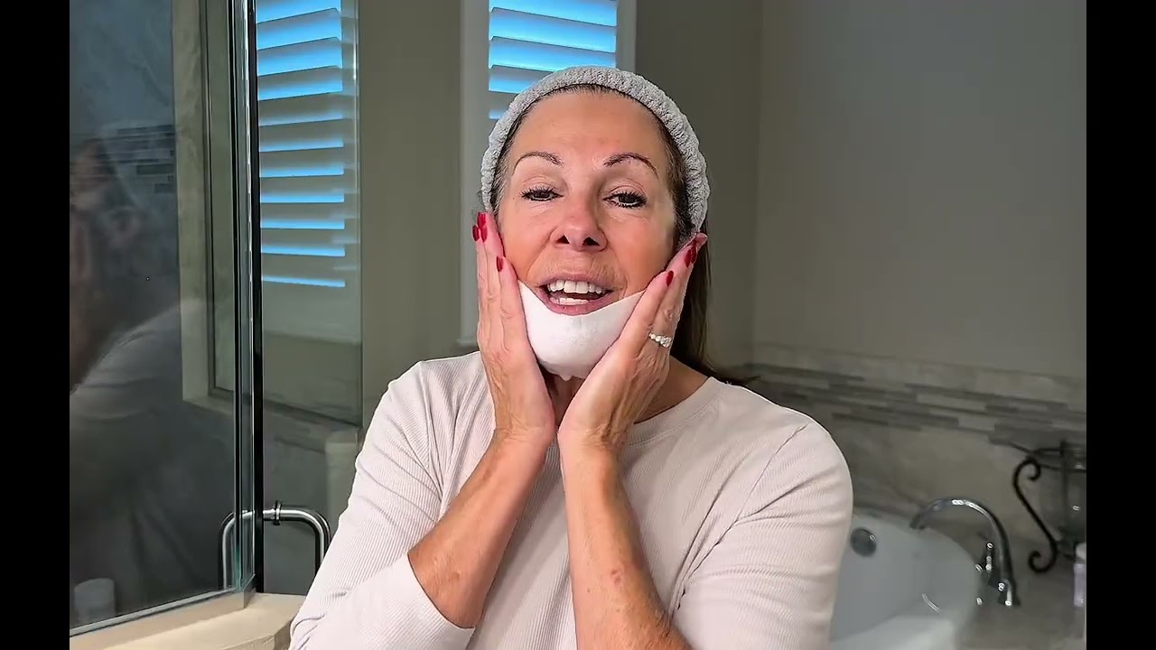 Soft and cooling face mask to help lift and hydrate!