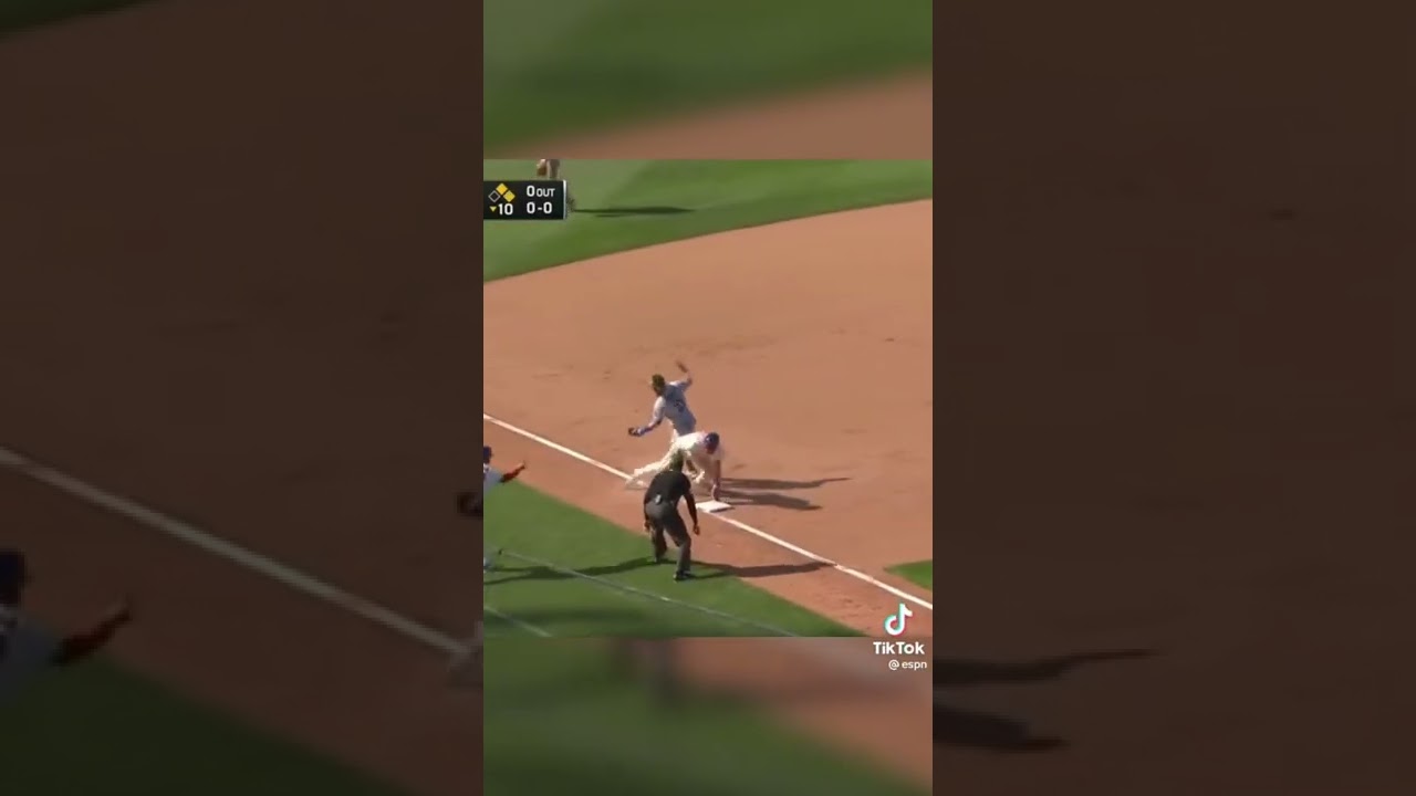 Justin Turner CRAZY Fake To Fool The Runner