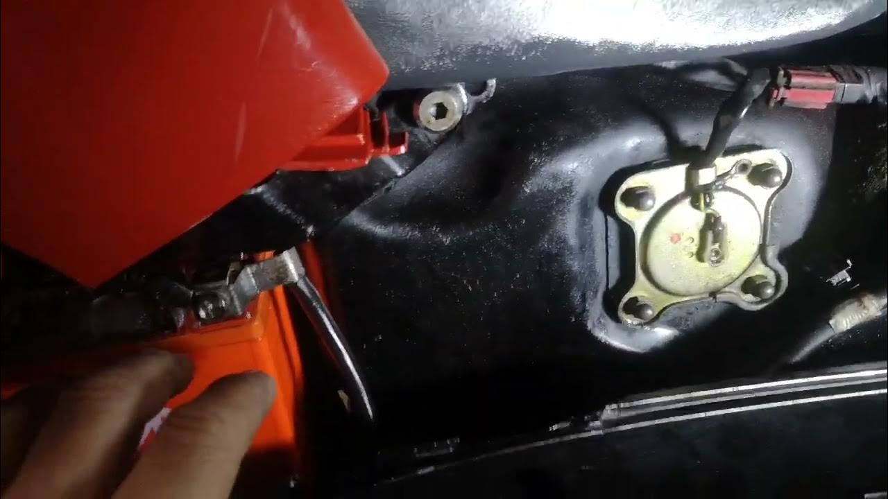 Honda pc800 pacific coast battery replacement. - YouTube