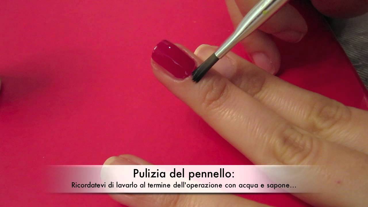 Pulire i bordi dell'unghia dopo applicazione smalto - correzioni errori e pulizia delle cuticole