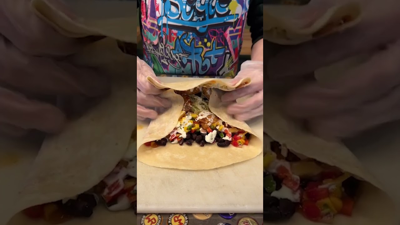 This is how you make sure everything fits perfectly into your burrito 🌯⁠⁠ 🎥: streatskitchens⁠⁠