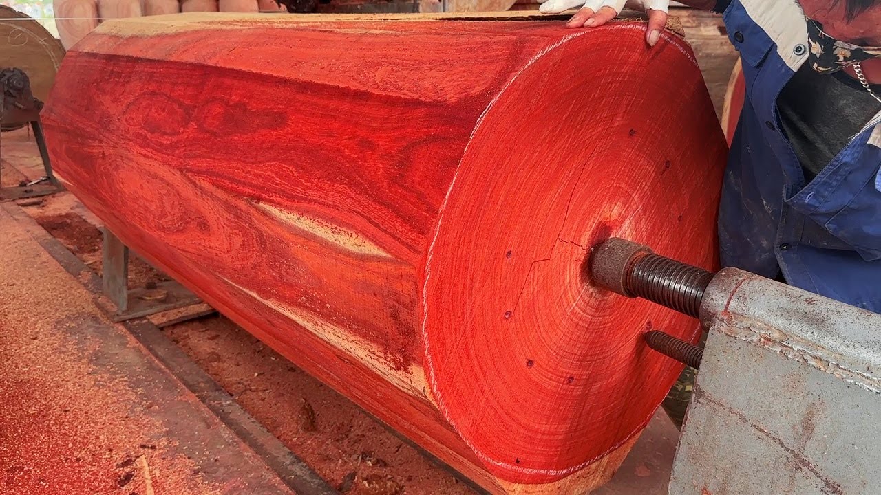 Skills for Working with a Giant Wood Lathe Dangerous Process of