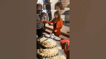 جيجي لامارا يقبل يد نانسي عجرم 