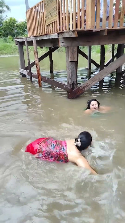 Para ibu ibu Lagi mandi di Sungai