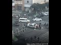 Pedestrians lift car to save man  ??????????????????