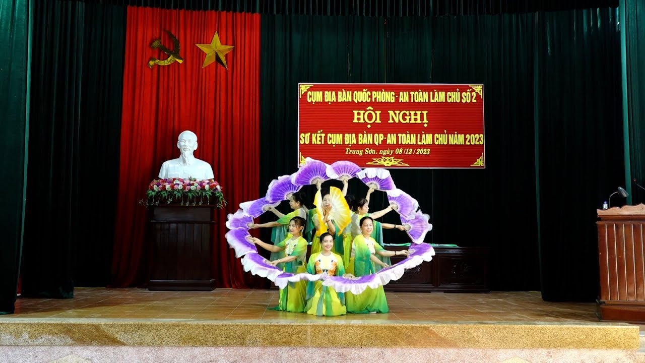 Đội dân vũ tổ 18 phường Trung Sơn múa Ninh Bình như một khúc ca và Đất nước lời ru