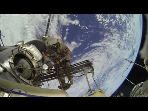 Видео: По време на интервюто астронавтите на борда на МКС прелетяха покрай прозореца с два НЛО - Алтернативен изглед