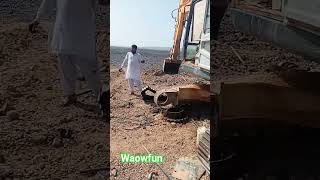 assembling the travel motor of the excavator