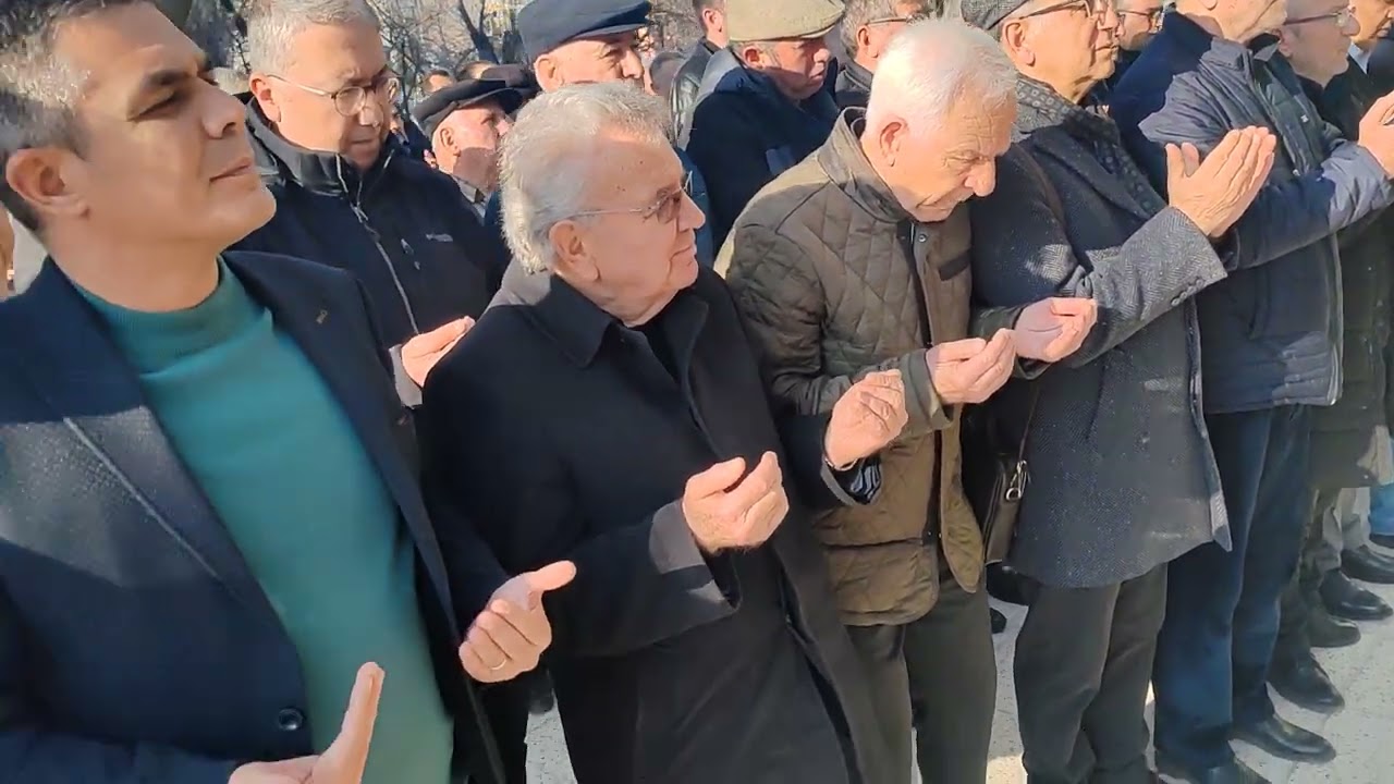 RAİFE ORHAN SON YOLCULUĞUNA UĞURLANDI. DUA    İMAM HALİL SARIOĞLU DEMİRCİ CAMİ.