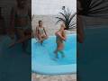 na piscina ,minha prima vi  shorts