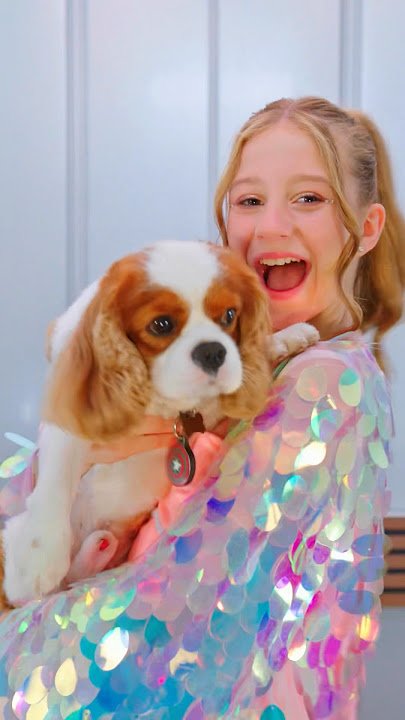 Дикке тиіп, видеоға түсті. Суреттердегі сексуалды әйел