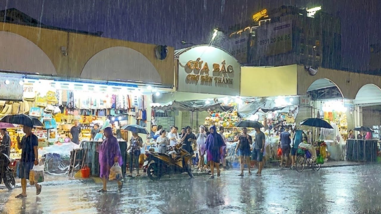 SÀI GÒN ĐÊM MƯA KẸT XE DÒNG NGƯỜI HỐI HẢ VẤT VẢ ĐÊM MƯA | A RAINY NIGHT WALK IN HO CHI MINH CITY