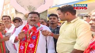 PM Modi Collects Pipili Chandua From Ashrit Patnaik During Roadshow In Puri