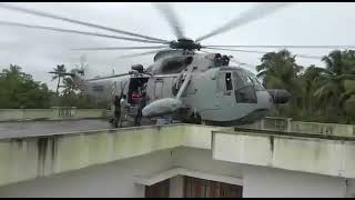 Indian Navy Sea King Helicopter landing on terrace during Kerala floods. screenshot 5