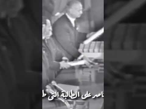 فتاة تقبل جمال عبد الناصر